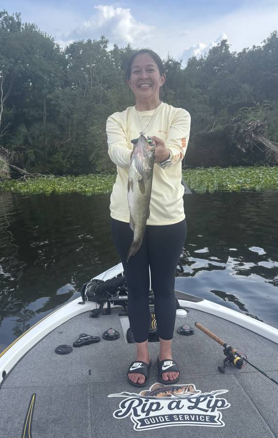 Client with a thick St. Johns River bass from the bow of the Rip A Lip boat